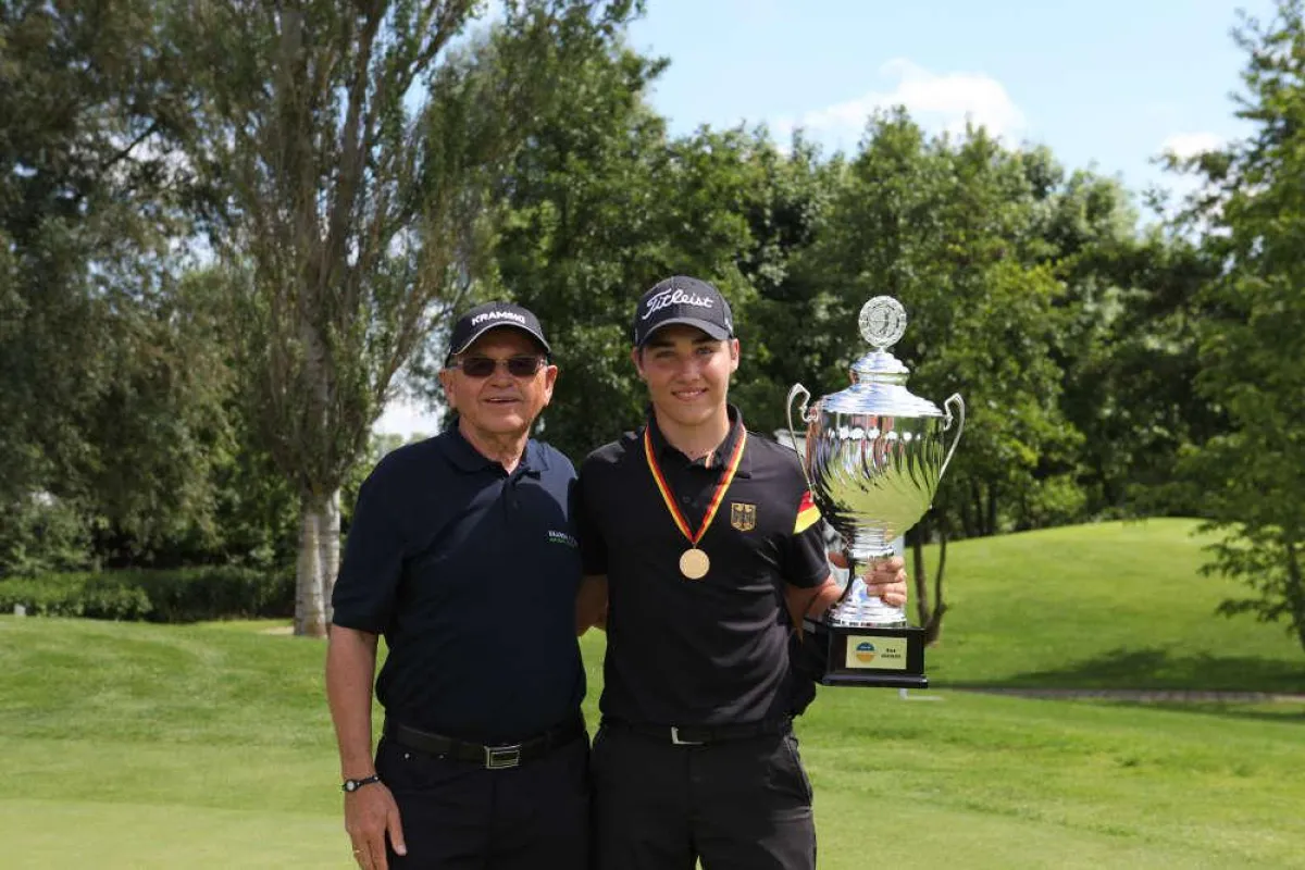 Wiestaw Kramski mit dem glücklichen Sieger der German International Boys Open 2013: Dominic Foos