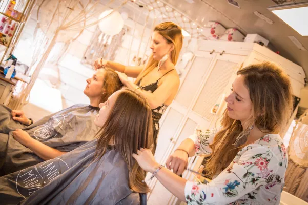 Bild: „Spitzen schneiden für den guten Zweck“ im Langhaarmädchen Pop-Up-Store in München