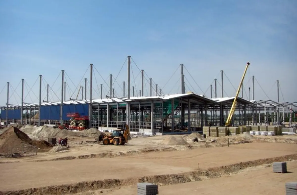 Die Baustelle des Werksneubaus im polnischen Konin. Die Dachkonstruktion wird von 30 Betonstützen getragen, die im Betonmastenwerk am Stammsitz Neumarkt gefertigt wurden.