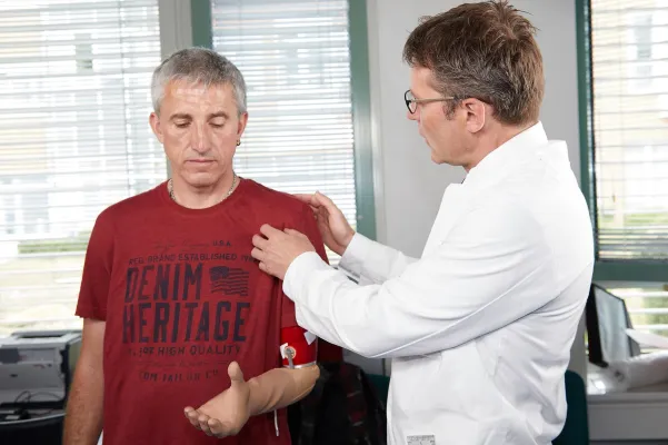 Bild: Weltweit einzigartige Rekonstruktion erfolgreich: Ein neuer Arm für Herrn Winklmann