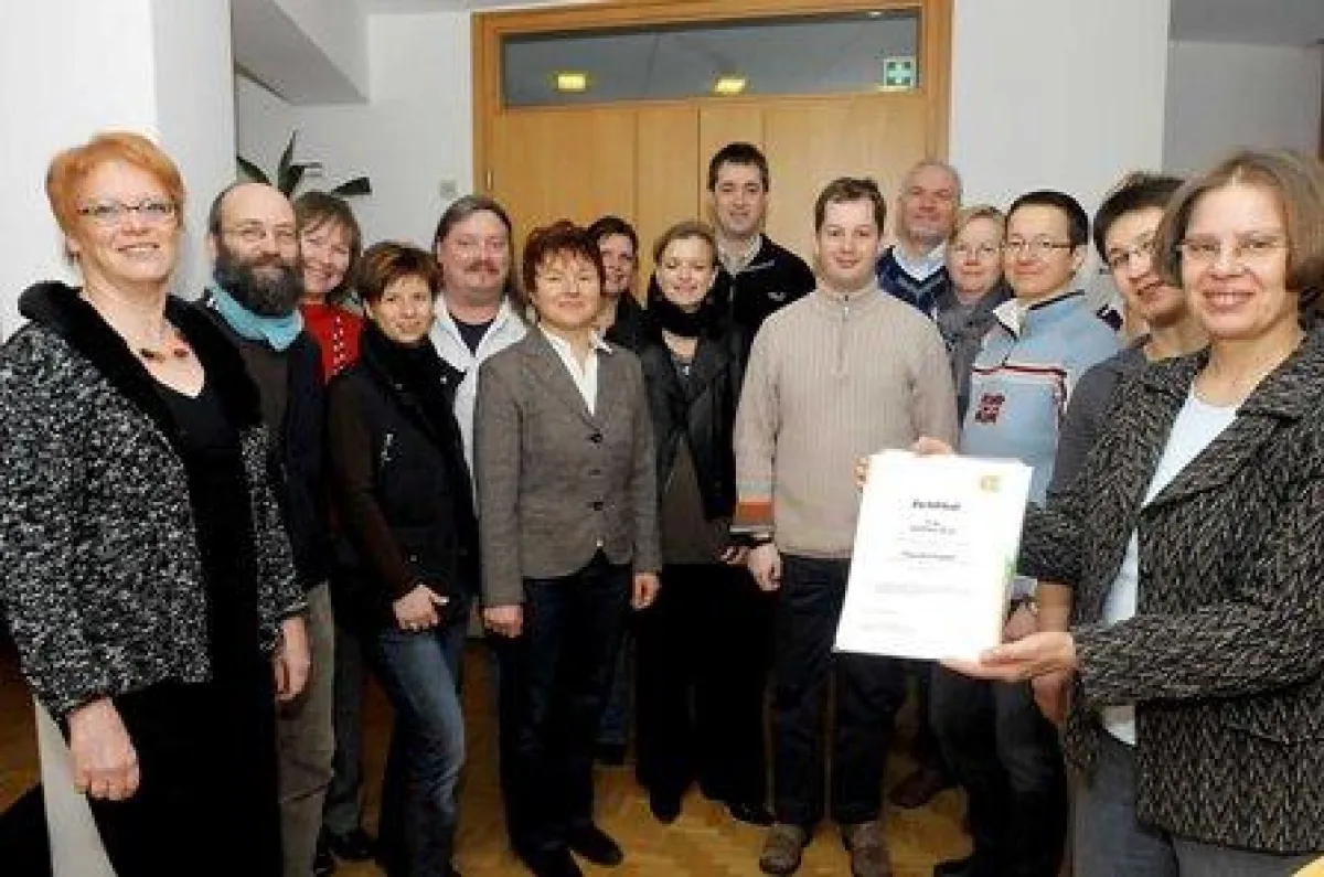 Ein Zertifikat überreichte Dr. Christa Behrens (r.), pädagogische Studienleiterin beim EEB, den erfolgreichen Teilnehmenden am sechstägigen Kompakt-Kurs ?Train the Trainer?.