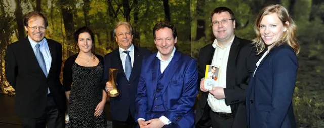 Bild: „Health Media Award“ geht an Dr. Eckart von Hirschhausen. Freudenberger Künstlerin entwarf den Health:Angel.