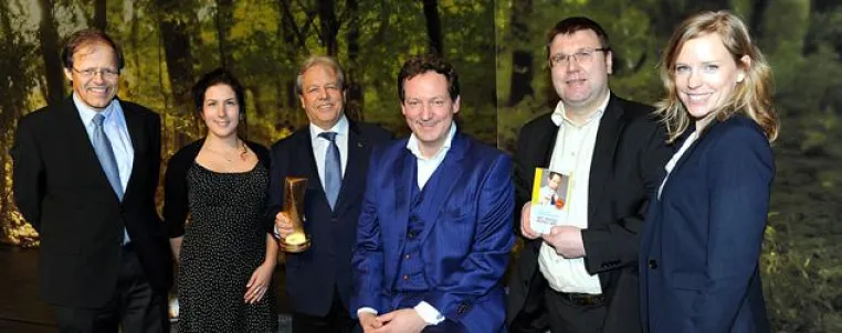 Bild: „Health Media Award“ geht an Dr. Eckart von Hirschhausen. Freudenberger Künstlerin entwarf den Health:Angel.