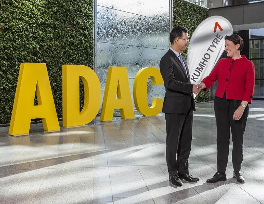 ADAC (Andrea Stehmeyer) und Kumho (Charles Kim) verlängern Partnerschaft