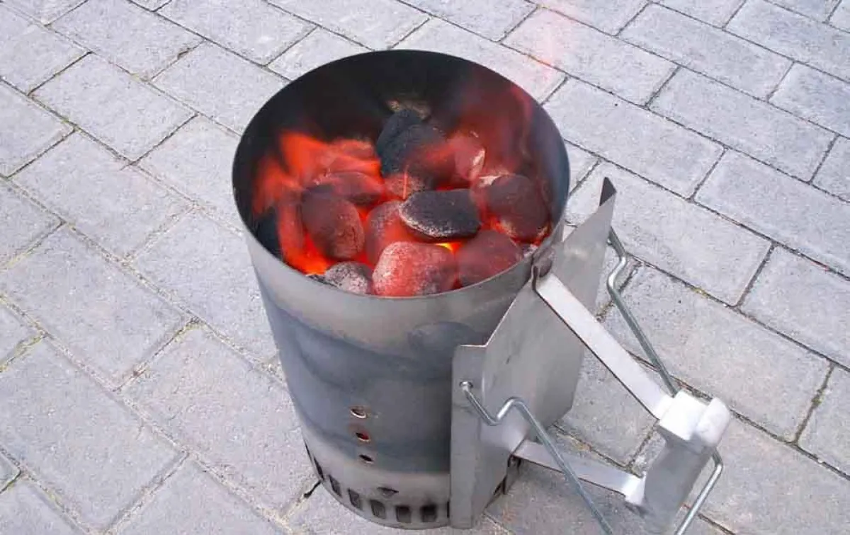 Durch den Kamineffekt des „Glutmasters“ wird das Durchglühen der Grillbriketts erheblich beschleunigt