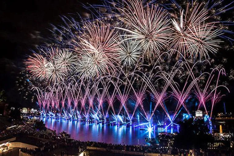 Bild: Wianki 2014 – Lichtdesigner Pawel Pajak inszenierte Krakaus Mittsommernacht mit großem FALCON Multimediaevent