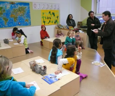 Bild: Lektion in Zivilcourage - Rosa Parks Bus als bauliches Leitmotiv für fusionierte Grundschule in Berlin