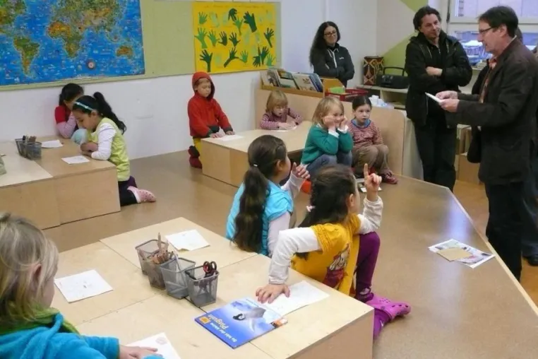 Bild: Lektion in Zivilcourage - Rosa Parks Bus als bauliches Leitmotiv für fusionierte Grundschule in Berlin