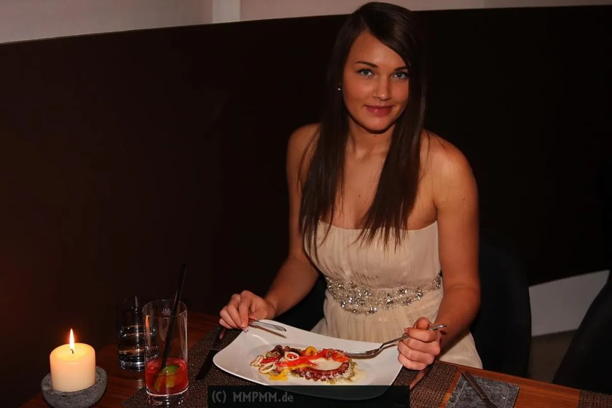 Angelie Deva im Restaurant Bayerisches National Museum im Kleid der VIP Designerin Maria Alesci