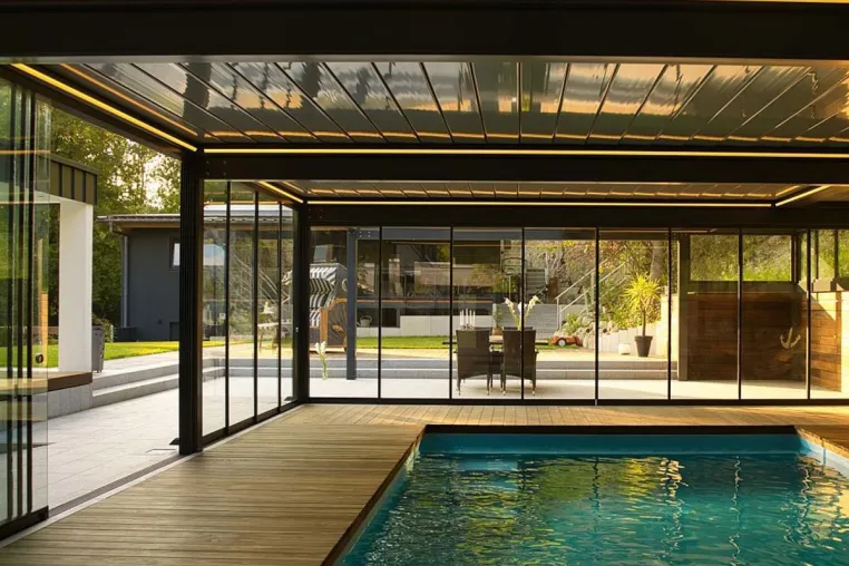 Bild: Terrassenüberdachung wird zum Poolhaus dank Sonderanfertigungen