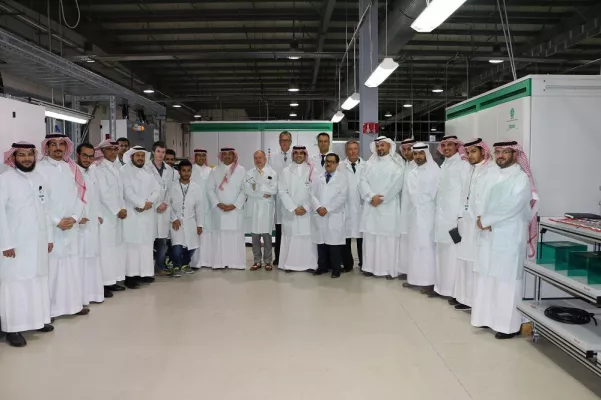 Bild: AEC und KACO new energy starten Wechselrichter-Fertigung in Saudi-Arabien