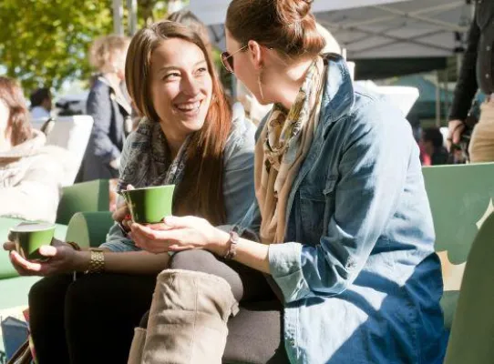 Bild: Potsdam trifft sich auf einen Kaffee - Gemeinsame Momente auf der Jacobs Krönung Sofa Tour genießen