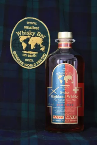 Bild: „Red & Blue“ erster Schweiz Single Malt mit Schottischem Wasser