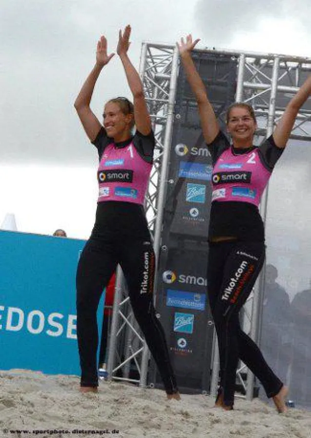 Die Trikot.com Beach-Volleys im Siegesrausch  Foto: Live Sport Photo