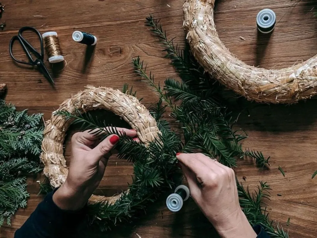Adventskranzbinden in Berlin-Mitte (© Grimms Garten)