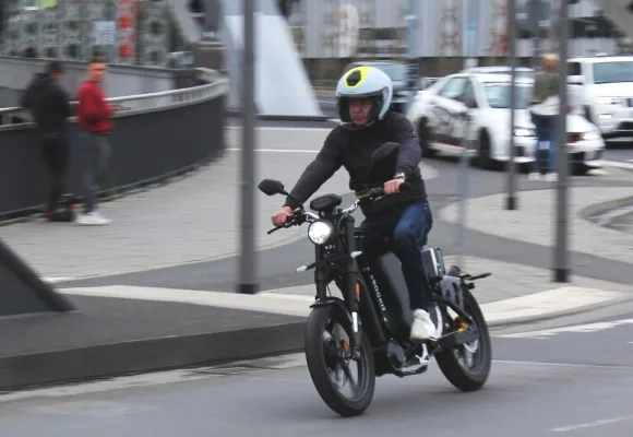 Bild: Pedale mit Power: Elektromotorrad eROCKIT besucht Frankfurt