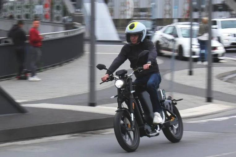 Bild: Pedale mit Power: Elektromotorrad eROCKIT besucht Frankfurt