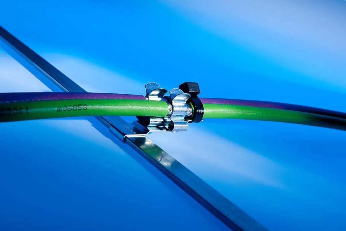 Mit den neuen EMV-Schirmclips von Murrplastik verdoppelt sich die Packungsdichte