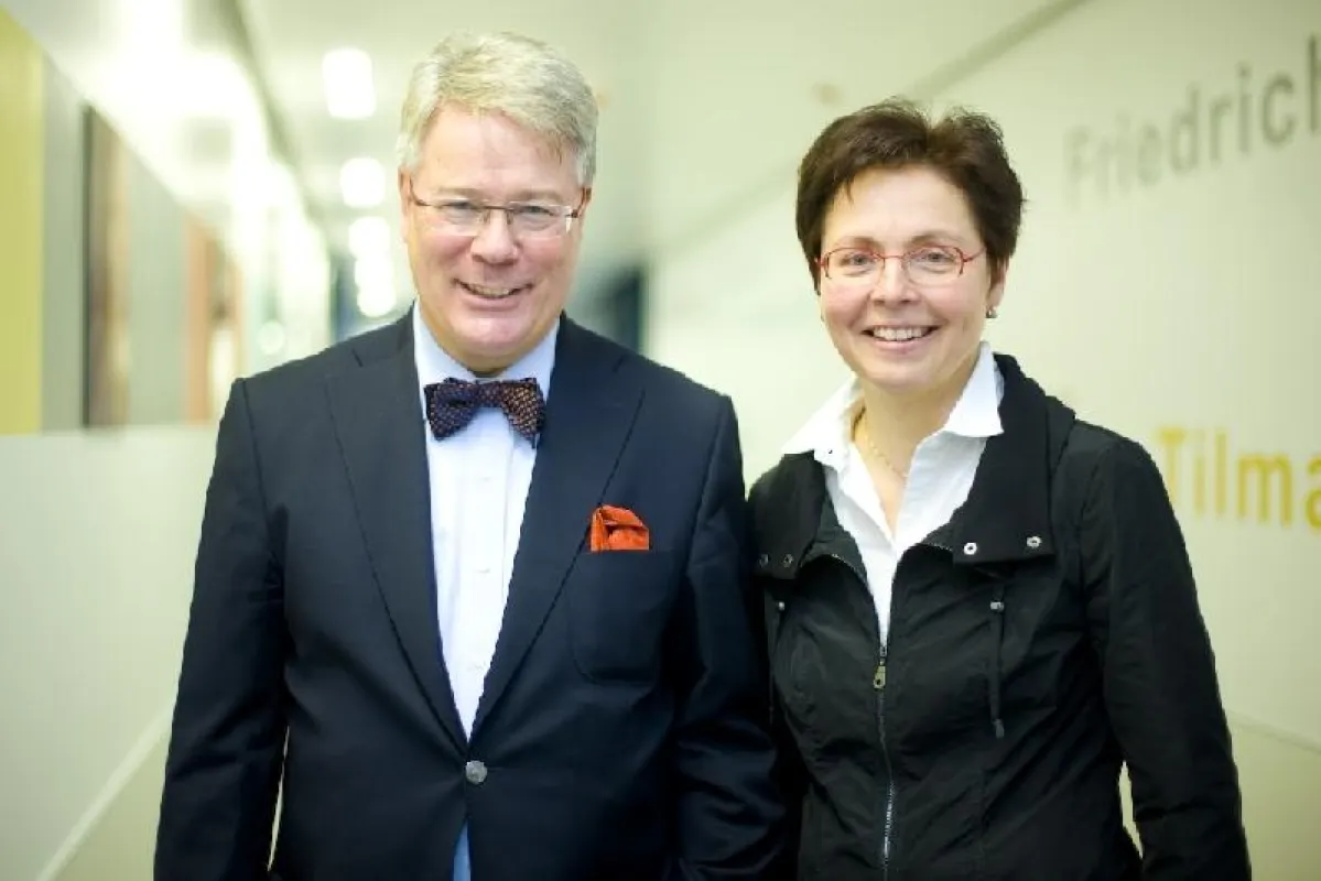 SRH-Chef Prof. Klaus Hekking und Ministerin Heike Taubert weihen das neue Bettenhaus am SRH Wald-Klinikum Gera ein