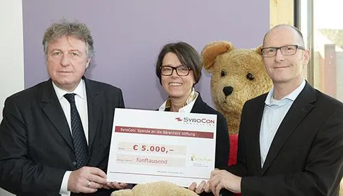 Bild: SyroCon-Weihnachtsspende: Scheckübergabe an die Bärenherz Stiftung in Wiesbaden