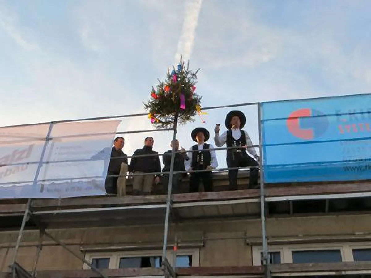 Traditionell wünschten die Handwerkervertreter beim Richtspruch dem Haus 