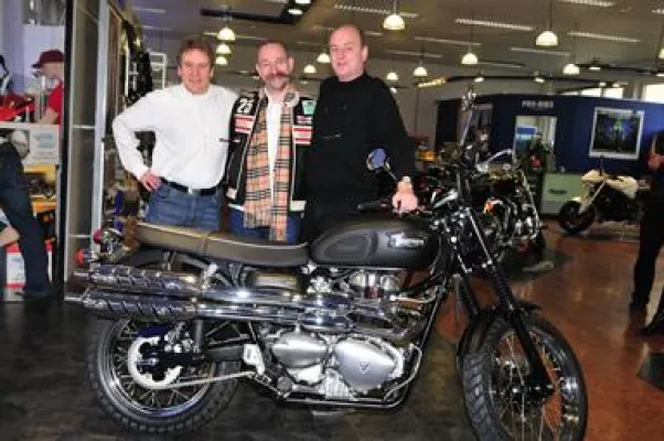 Bild: Doppelt lecker: Motorrad und Torte für Geburtstagskind Horst Lichter