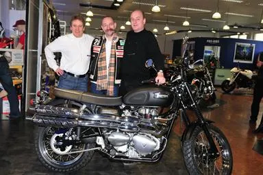 Bild: Doppelt lecker: Motorrad und Torte für Geburtstagskind Horst Lichter