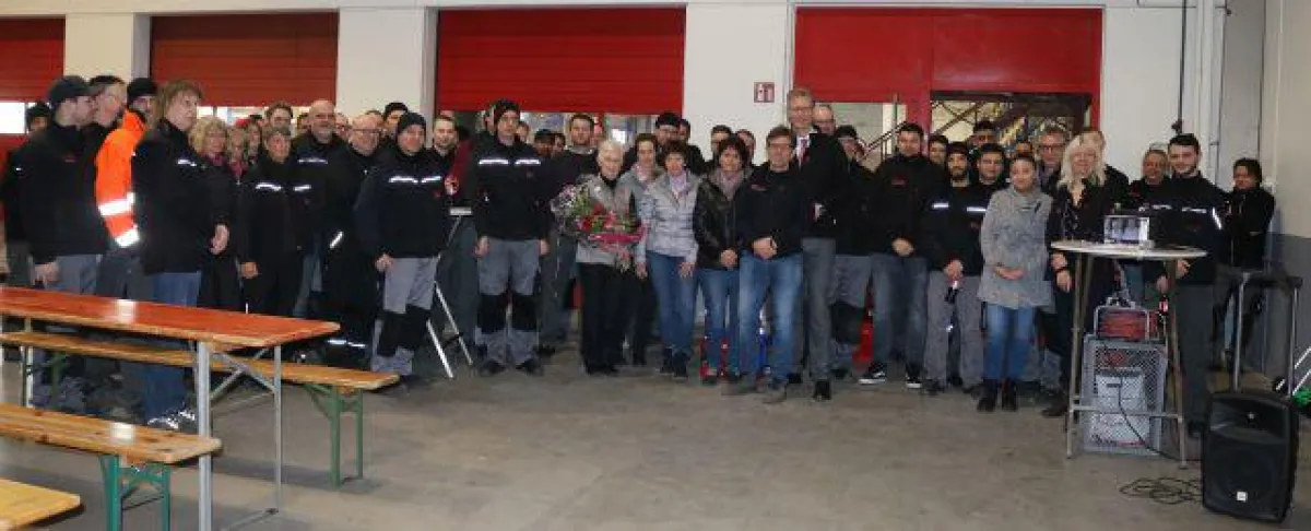 Seniorchefin Evelyn Hering (Bildmitte mit Blumenstrauß)