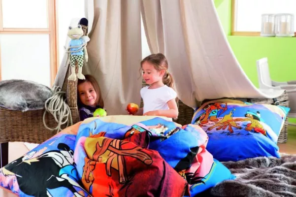 Bild: Trends und Klassiker bei Kinderbutt - Sommerkatalog mit Bekleidung, Spielwaren und Bettwäsche für die Kleinen