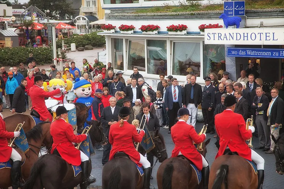 Auftakt zum Duhner Wattrennen: der traditionelle Bügeltrunk vor dem Strandhotel Duhnen in Cuxhaven