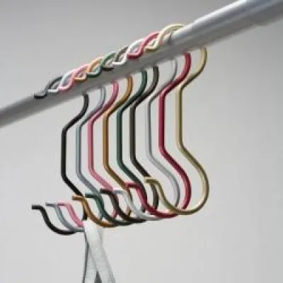Bild: Siamesische Kleiderhaken als bunte Accessoires für die Wohnung