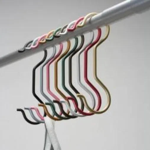 Bild: Siamesische Kleiderhaken als bunte Accessoires für die Wohnung