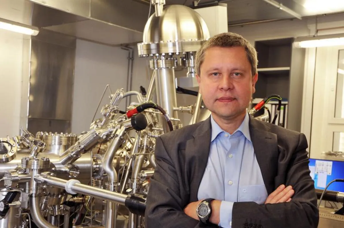 Prof. Dr. Andrey Turchanin von der Uni Jena koordiniert das internationale Verbundprojekt, das vom EU-Förderprogramm FLAG-ERA für drei Jahre unterstützt wird. (Foto: Anne Günther/FSU)