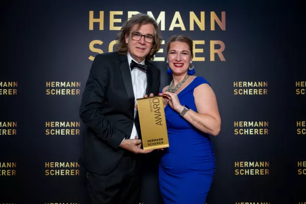 Mit Unfotogenität gleich drei Awards abgeräumt Bild: Mit Unfotogenität gleich drei Awards abgeräumt