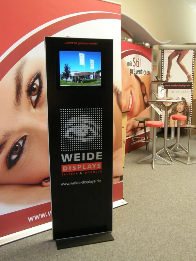 Der ipoint Media zeigt Filme, optional auch mit Broschürenhalterung verfügbar