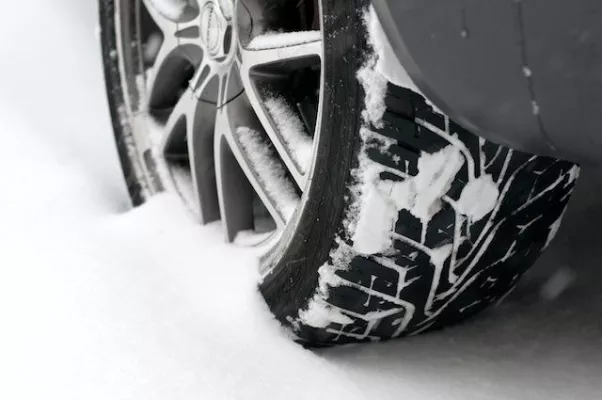 Bild: Bei Mietwagen-Buchung auf Winterreifen achten