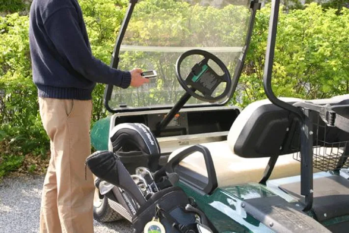 Bild: Golfclub - das eigene Handy öffnet Tür und Tor