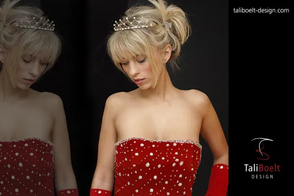 Bild: DSF Moderatorin Ninja Wagner auf dem Laufsteg für TaliBoelt Design