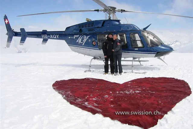 Bild: Mit Helikopterflug.ch einen Romantikflug im Schweizer Alpenland
