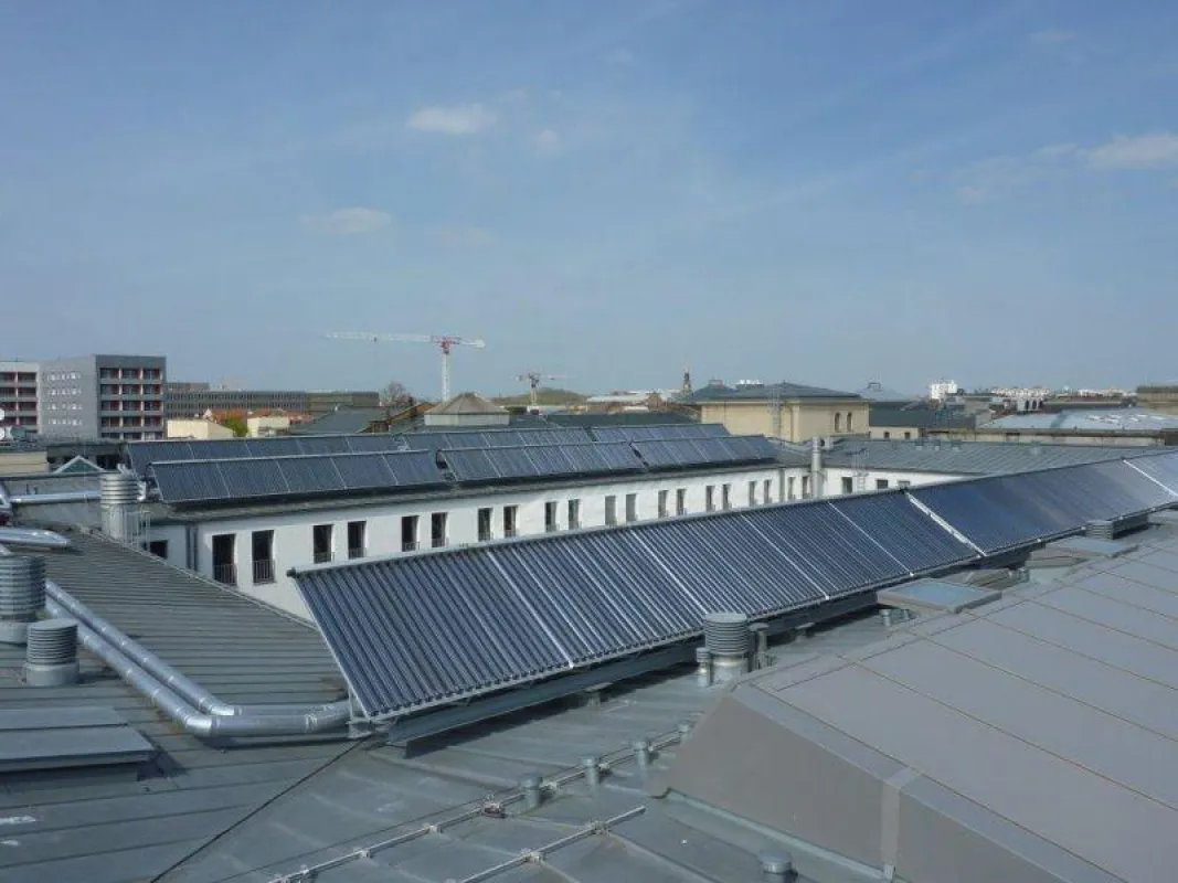 Das 245 Quadratmeter großes Kollektorenfeld auf dem Dach des BMVI. Copyright: BMVI
