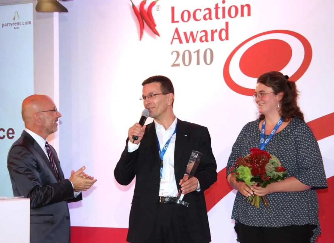 B. Mensing bedankt sich mit A. Breitsprecher bei Moderator S. Pregizer (l.) für den 1. Platz. (Foto: BILDSCHÖN GmbH)