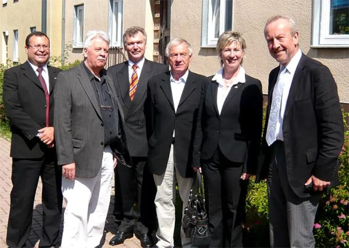 Am Vormittag des Mieter-Grillfestes in der Söhrestraße hatte sich die Monarchis-Geschäftsleitung mit dem Lohfeldener Bürgermeister Michael Reuter (rechts) zum Gedankenaustausch getroffen; daneben: Ges
