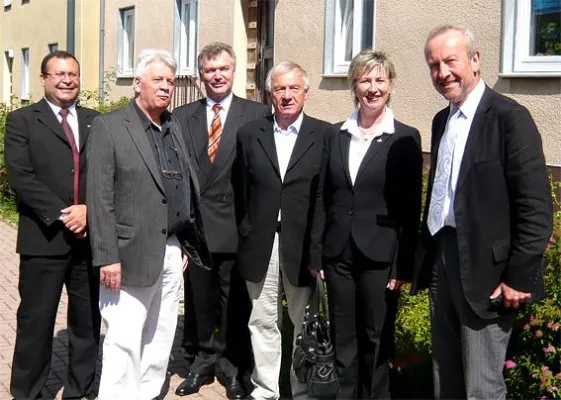 Bild: Monarchis spricht mit Mietern der Söhrestraße