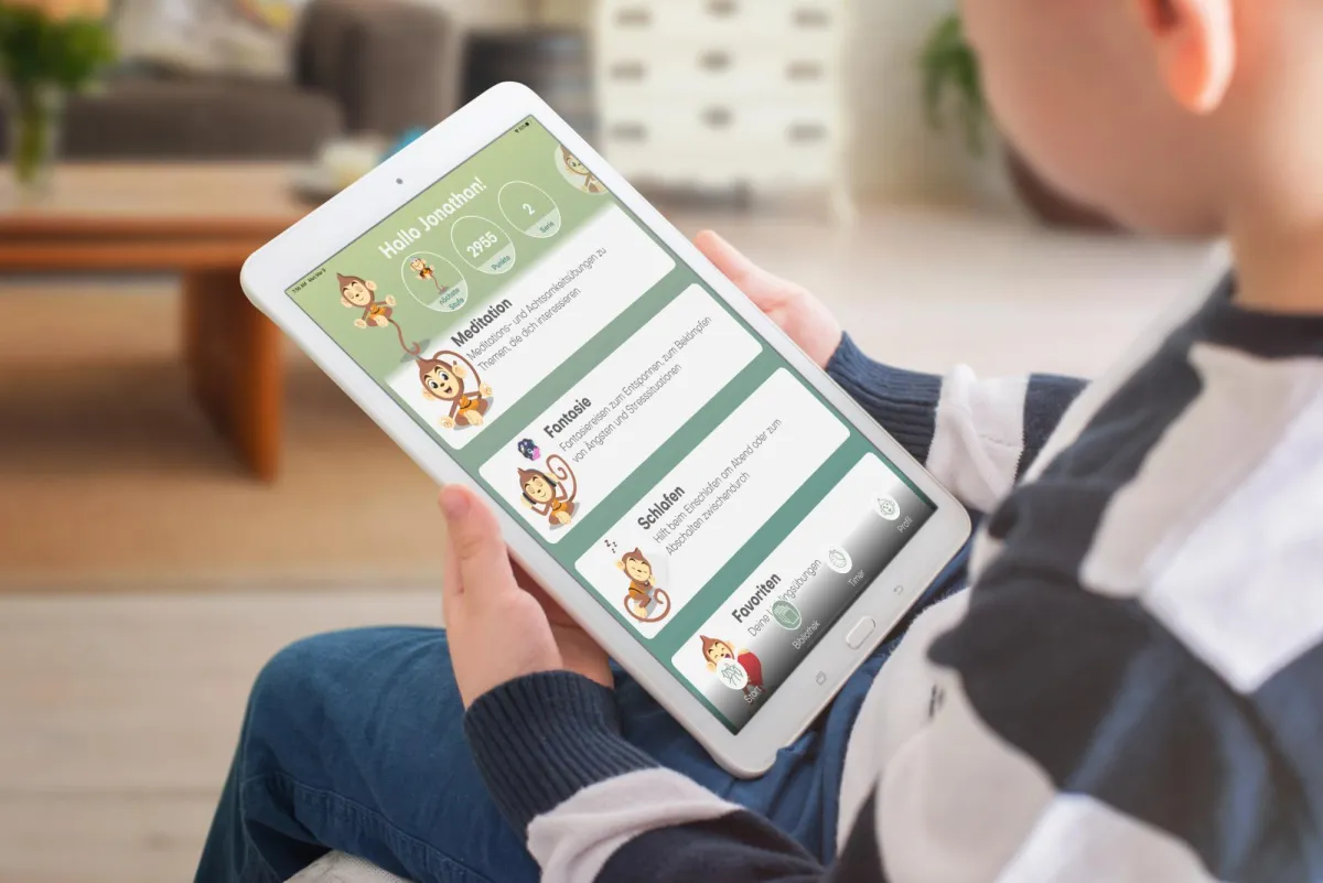 Junge mit der BuddhaBoo-App auf einem Tablet