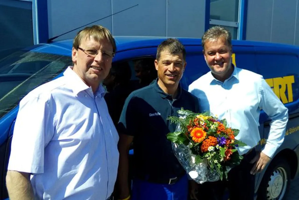 Foto Rückert: Freuen sich über das Arbeitsjubiläum. Andreas Schuhmann, Glenn Plefka, Lars Rückert.