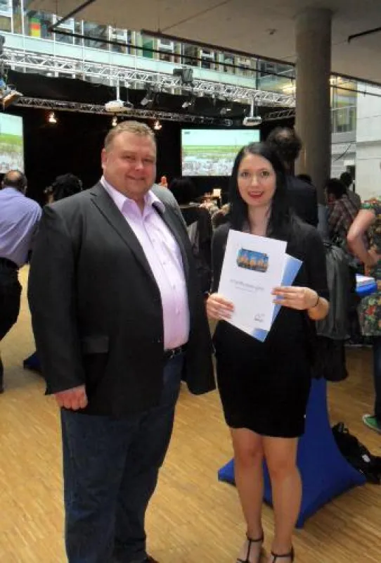 Peter Embscher und Jasmin Hoedt bei der Freisprechung in der Multimedia Berufsschule in Hannover