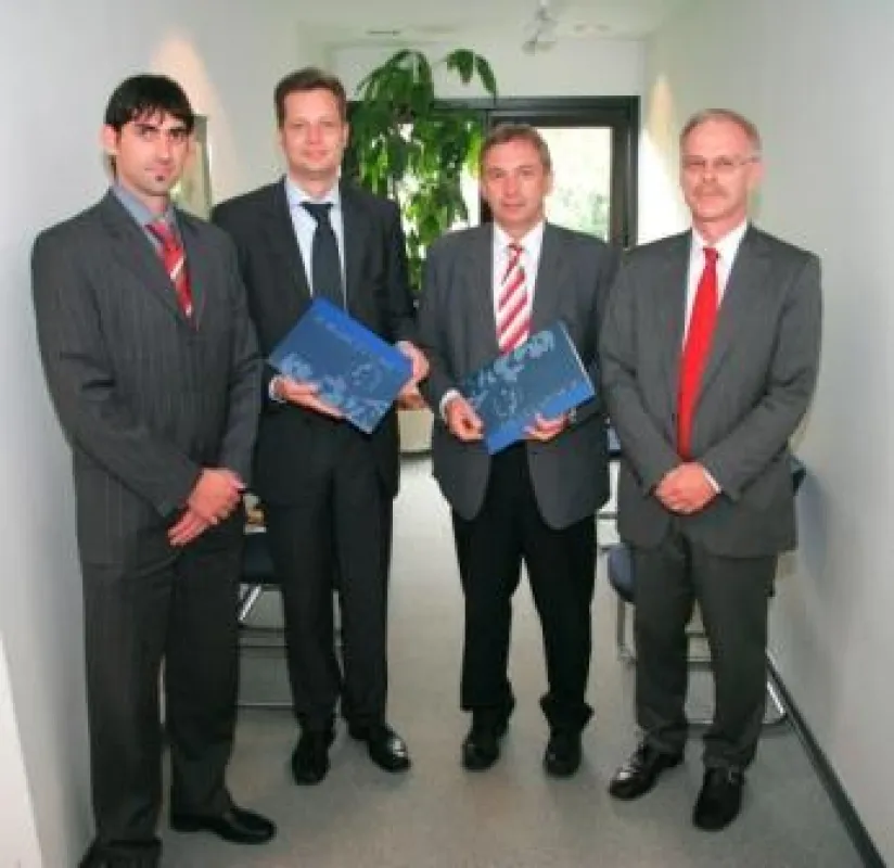 Von links: Dipl.-Ing. Markus Mladek (MBM), Michael Heinlein (Geschäftsführer MEDNOVO GmbH), Dr. Hans-Joachim Conrad (Vorstand Wirtschaftsführung und Administration), Prof. Dr. Walter Paulus (Direktor 