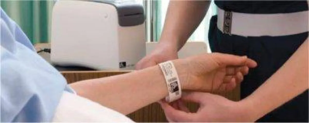 Patientenarmband Drucker HC100 mit MRSA-resistenten Armband