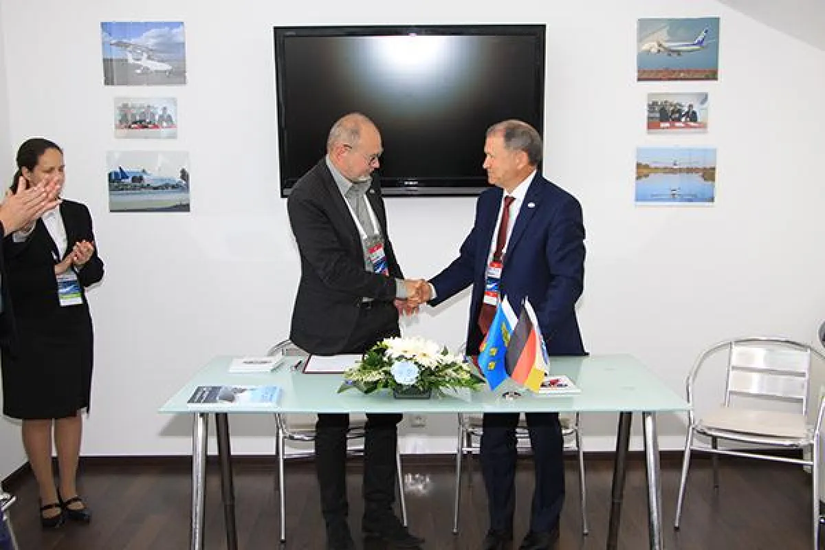Vertragsunterzeichnung zwischen Carl Fruth (l.) und Alexander Korneev