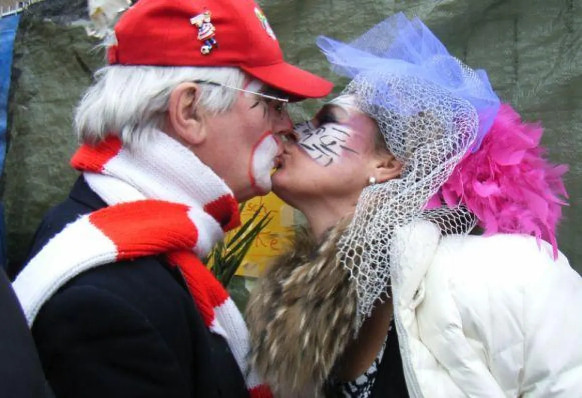 SCHMITTI NEUER KÖLNER  KARNEVALSHIT 2010: En Kölle jebütz ( Sessionsmotto: In Kölle jebützt )